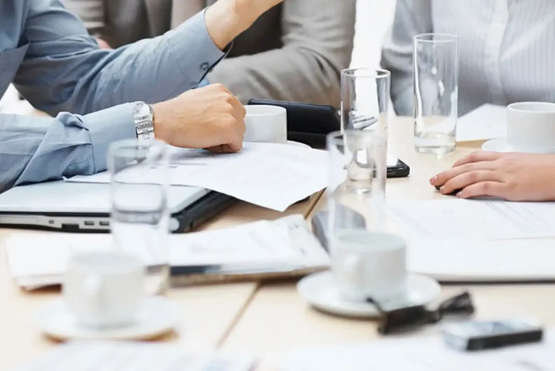 Menschen an Tisch mit Papieren, Laptop, Tassen, Gläsern – Wissenschaftsforum Hannover – Vorstand