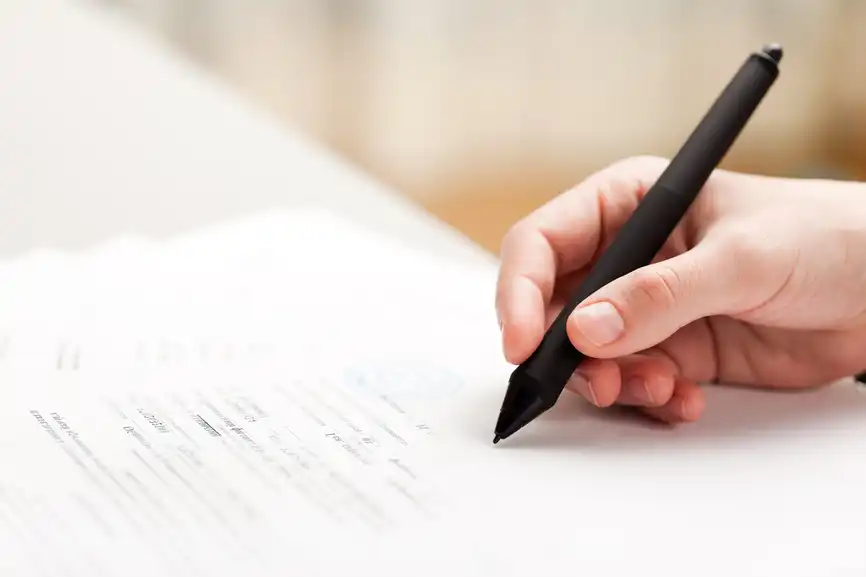 Hand mit Stift füllt Papier aus – Wissenschaftsforum Hannover – Mitglied werden