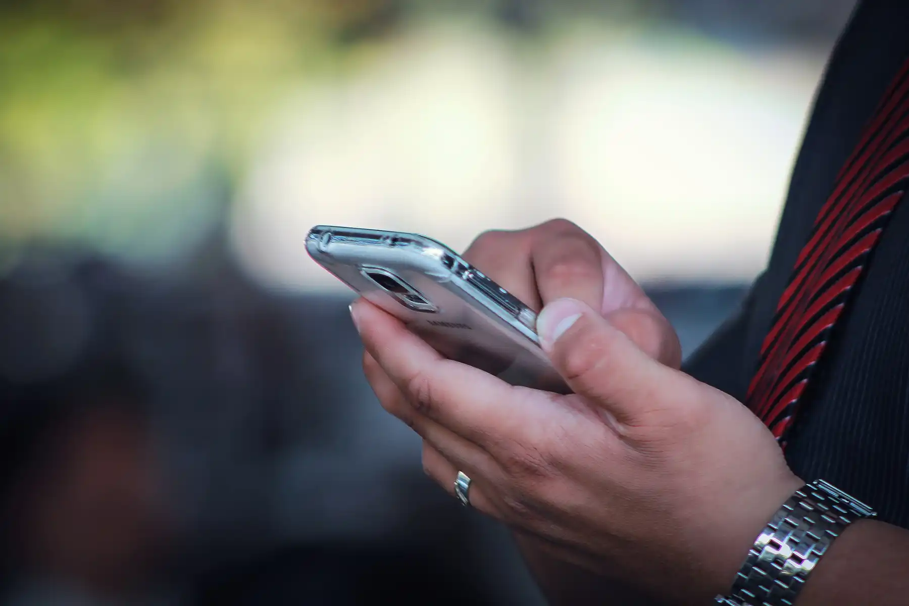 Hände mit Smartphone – Wissenschaftforum Hannover – Kontakt