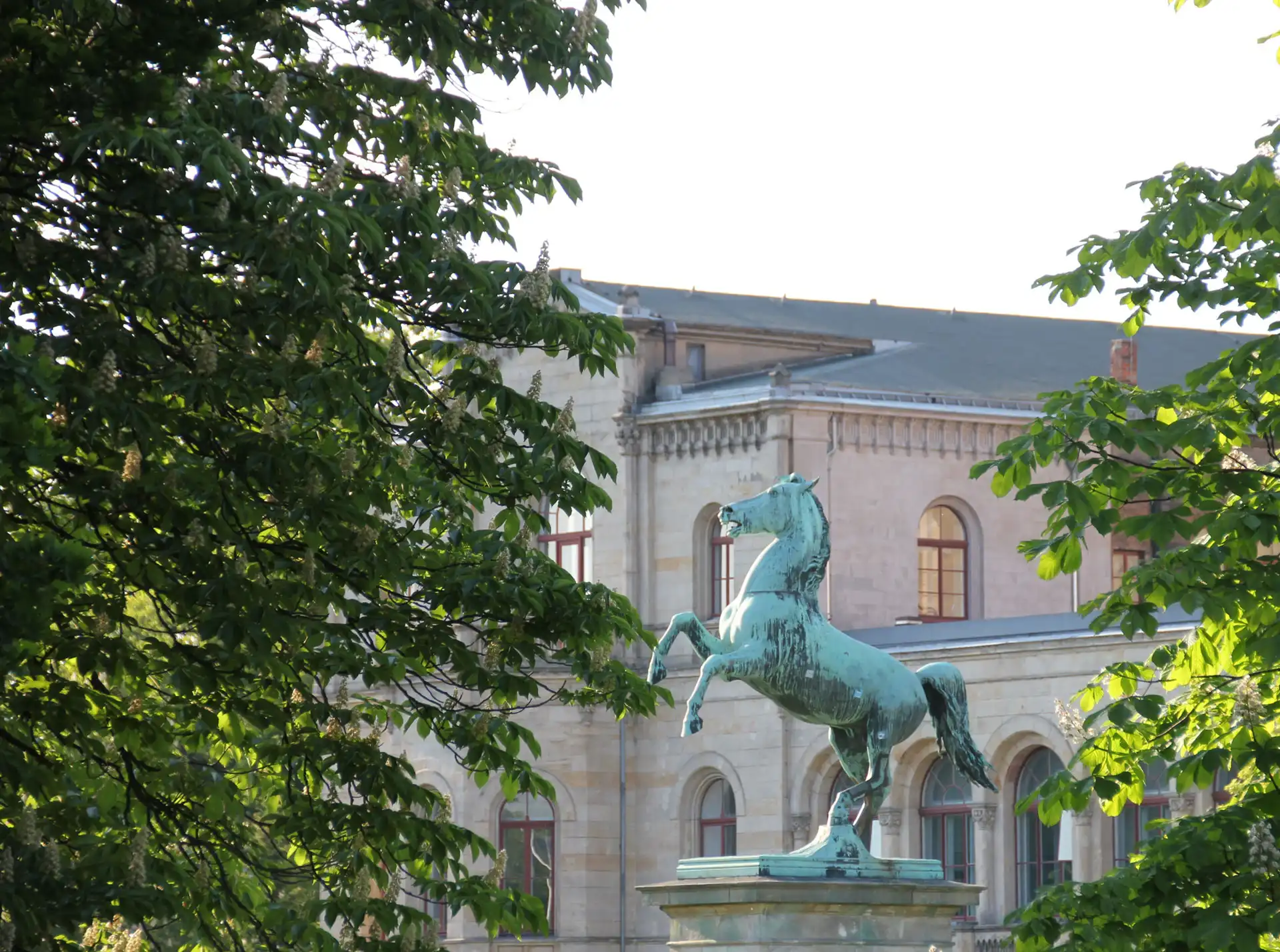 Niedersachsenpferd vor Leibniz Universität Hannover – Wissenschaftsforum Hannover – Startseite